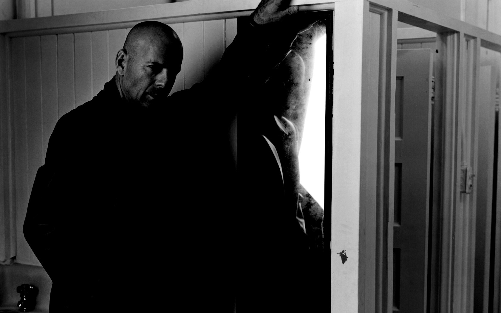 Брюс Уиллис у зеркала обои