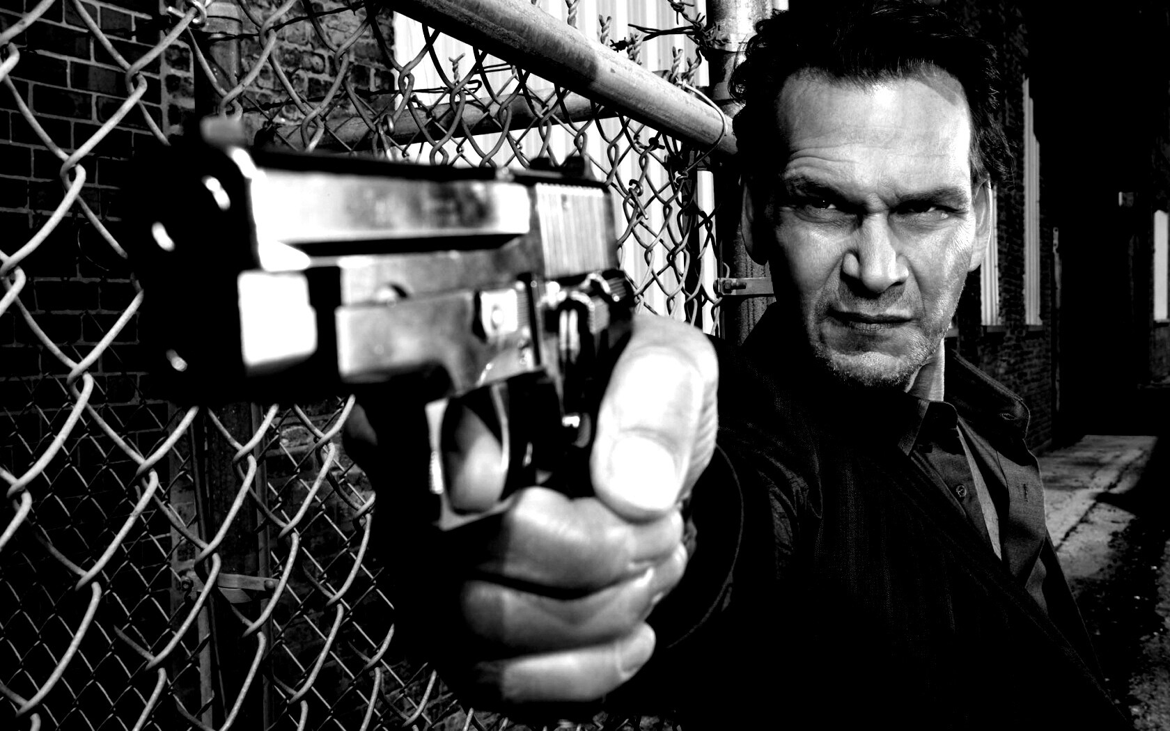 Патрик Суэйзи с пушкой обои