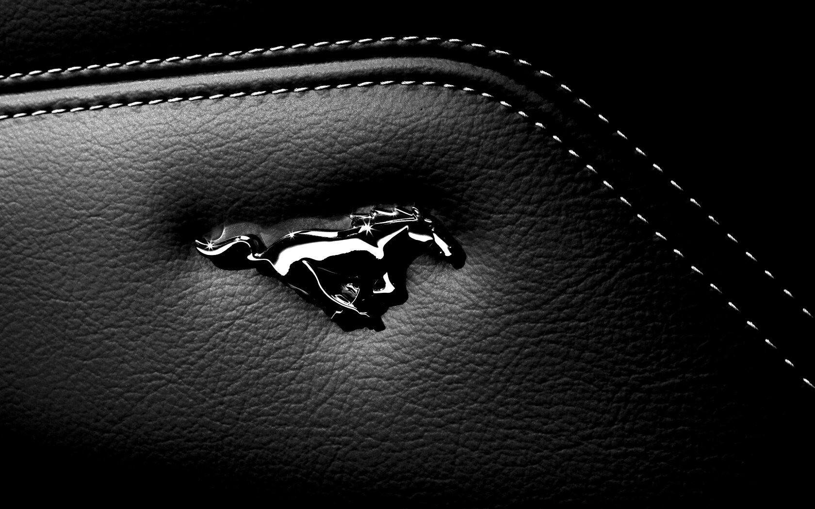 Кожаный салон Форда Мустанг обои