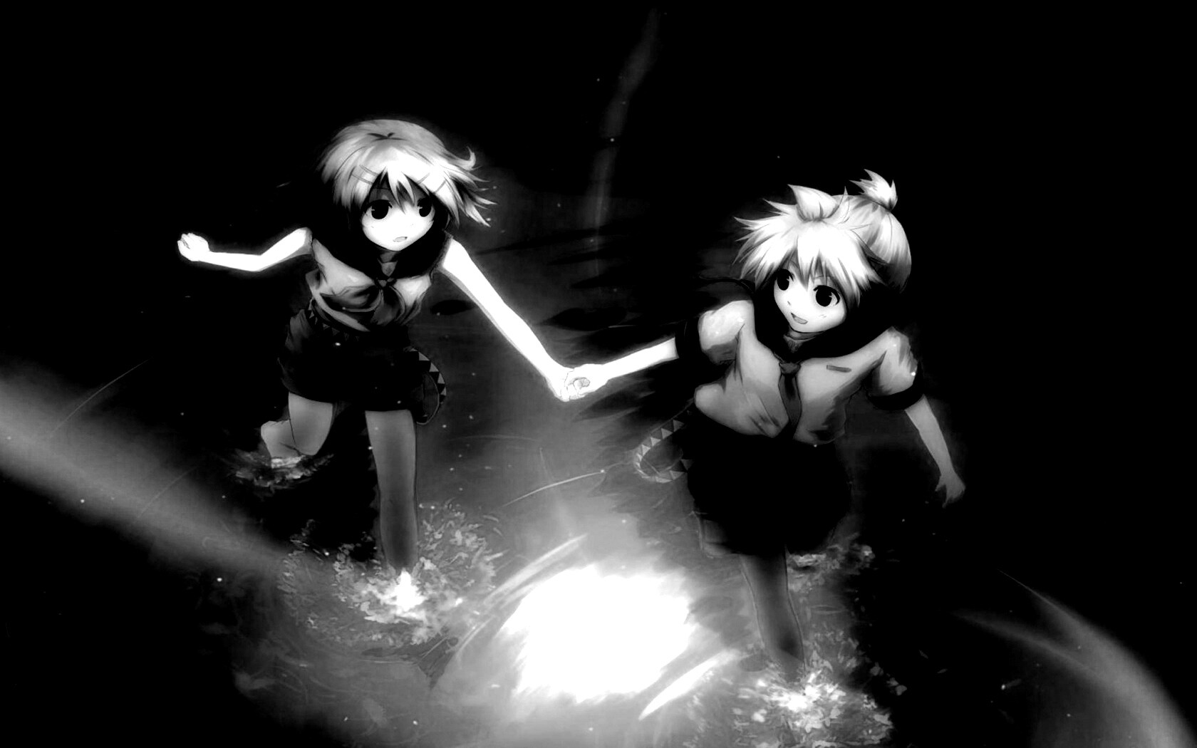 Девочки бегут по воде обои