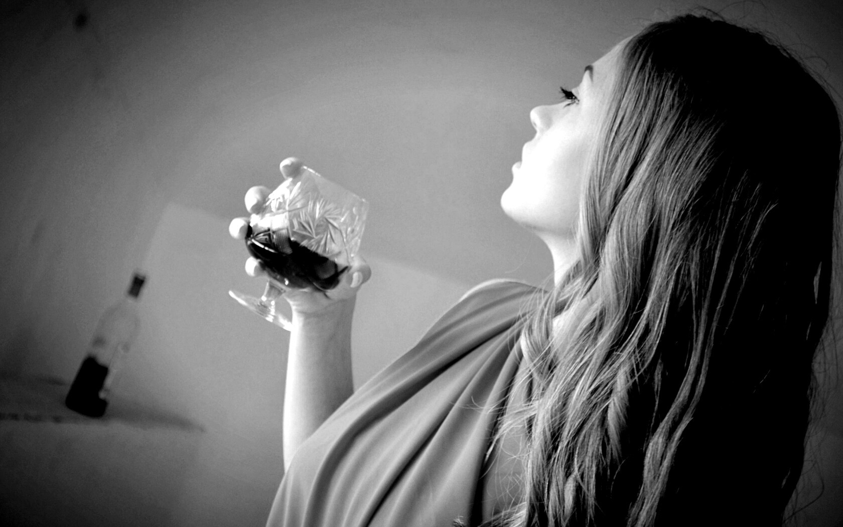 Девушка с бокалом обои