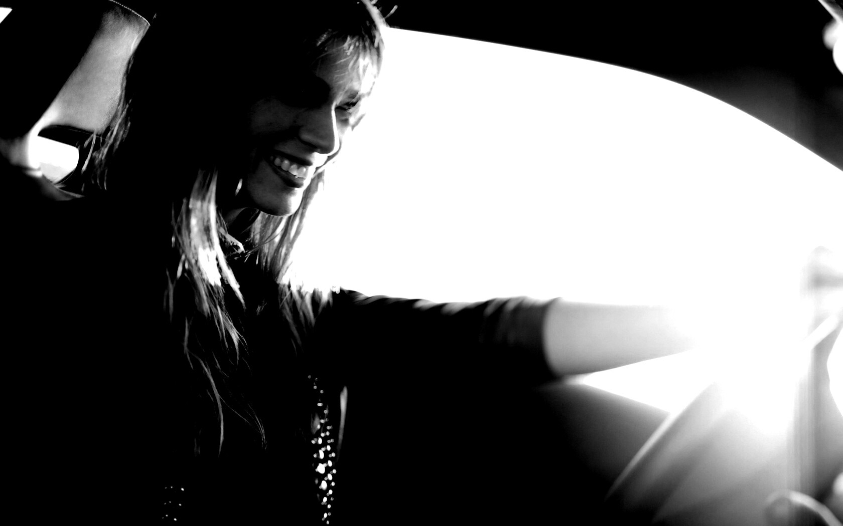 Девушка за рулем автомобиля обои