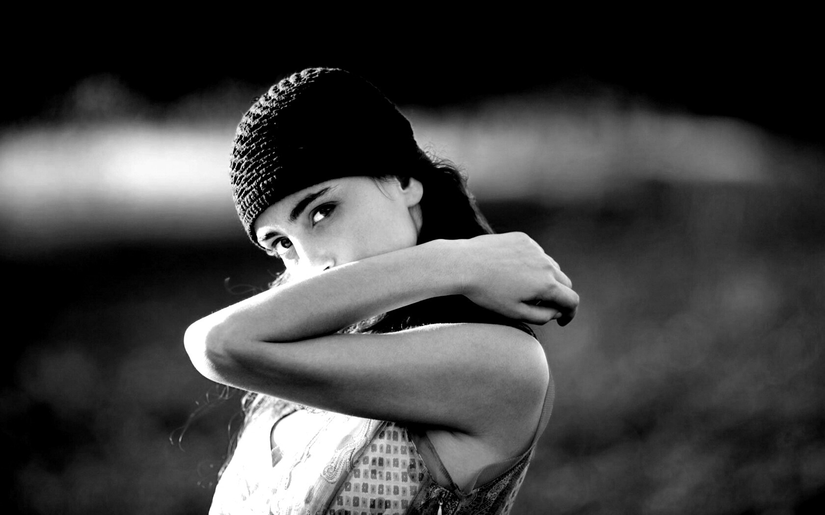 Спрятавшись за сгибом руки обои