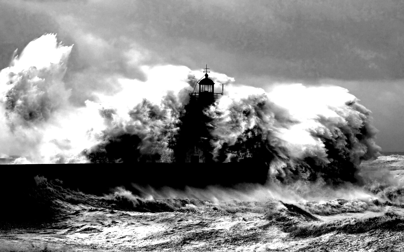 Маяк в шторм обои