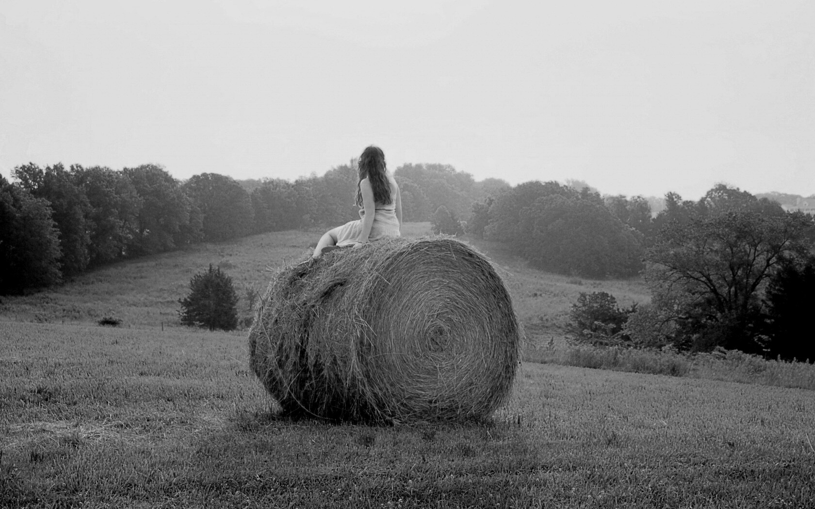 Девушка на снопе сена обои