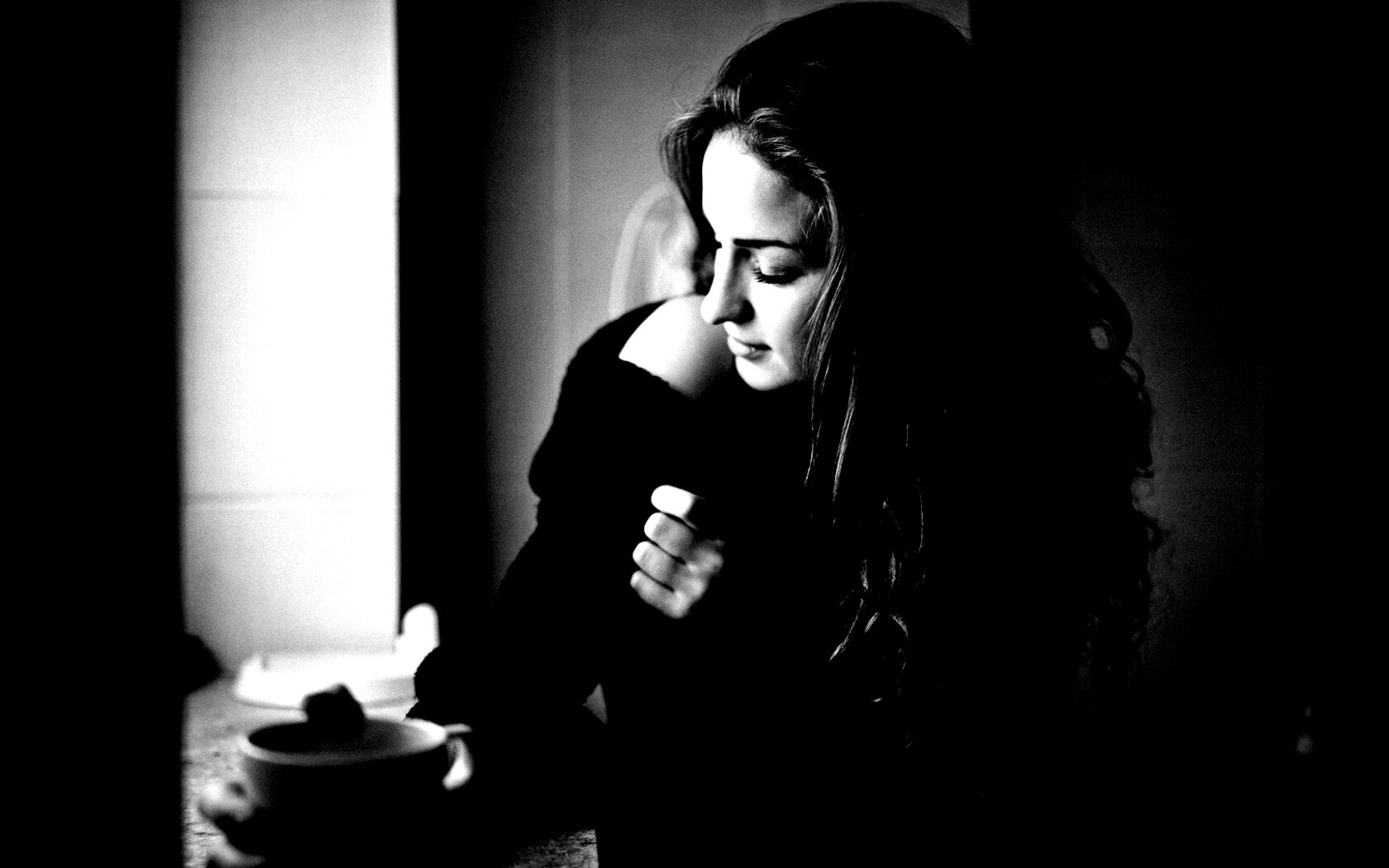 Обнаженное плечо и чашка кофе обои