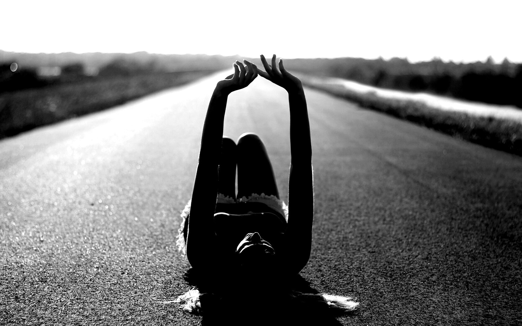 Девушка на асфальте обои