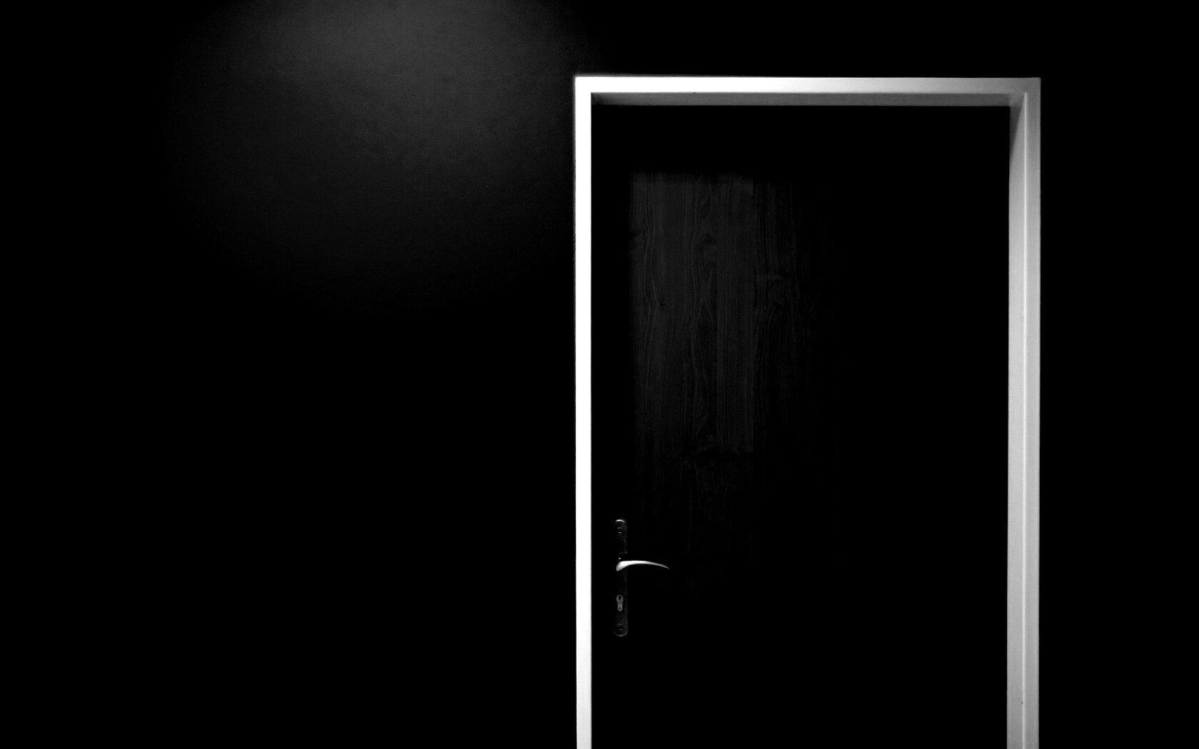 Дверь в стене обои