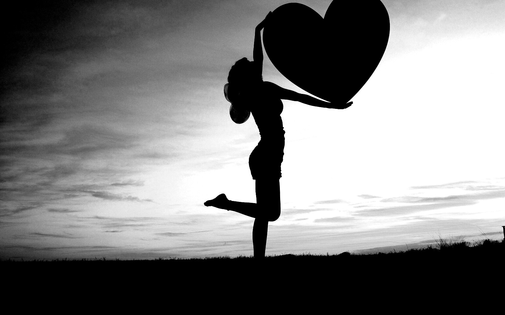 С сердцем в руках обои