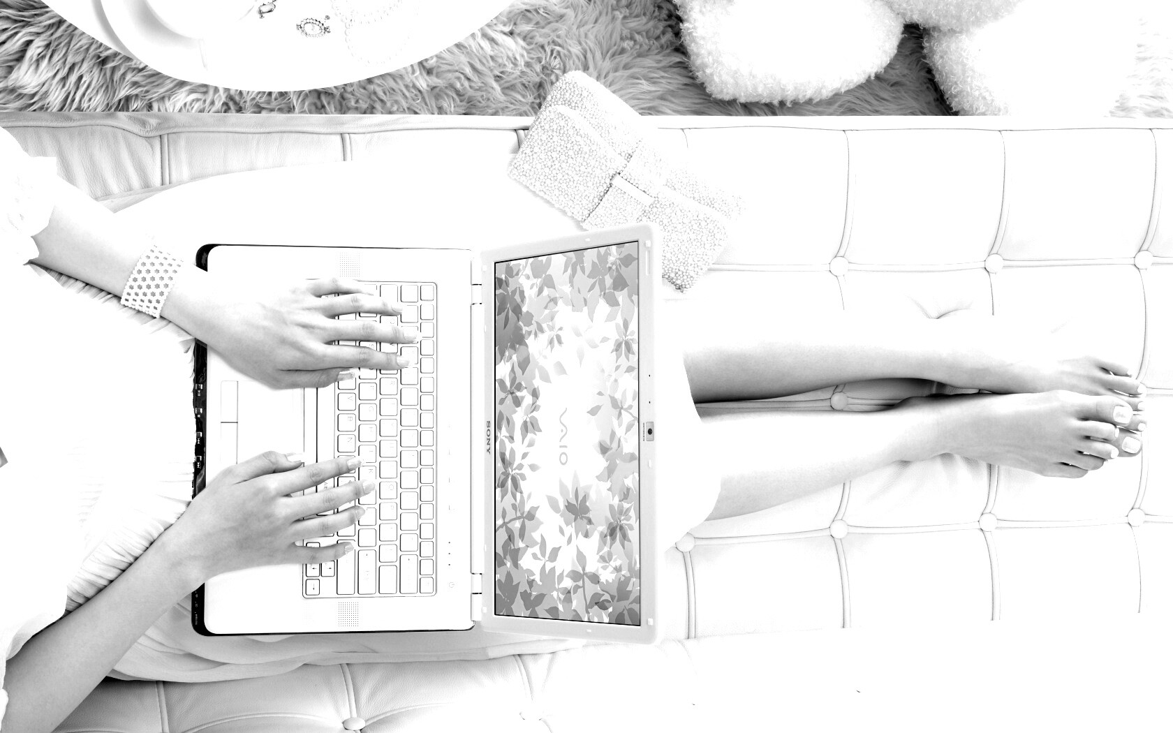 Девушка с ноутбуком vaio обои