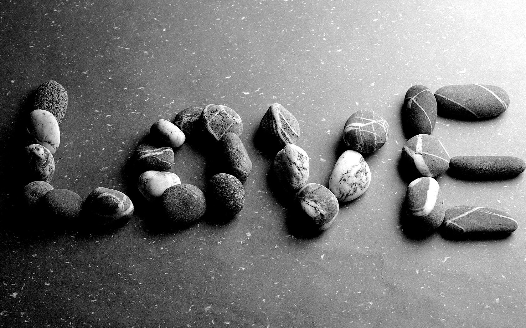 Слово "любовь" выложенное камнями обои