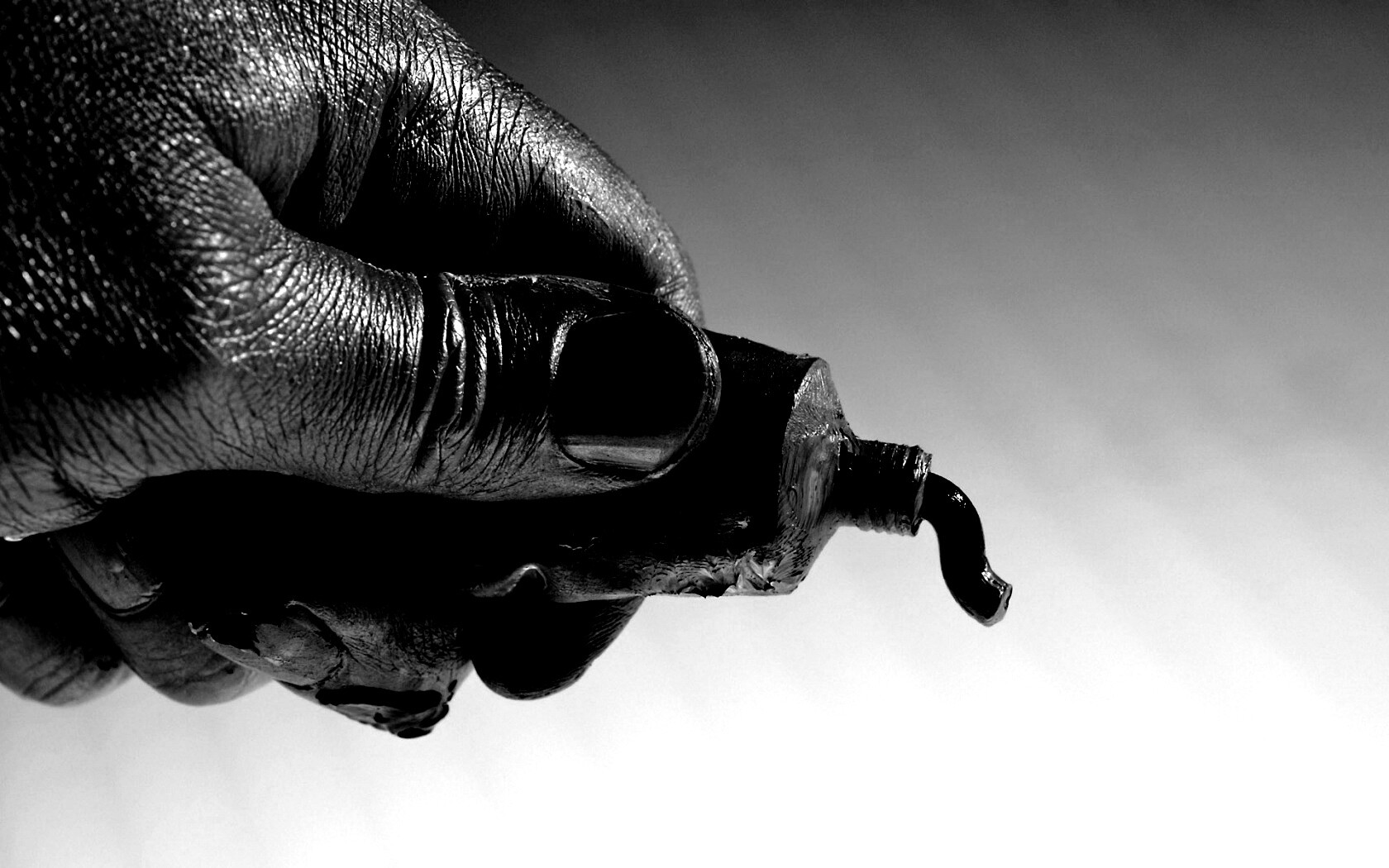 Чёрная краска обои