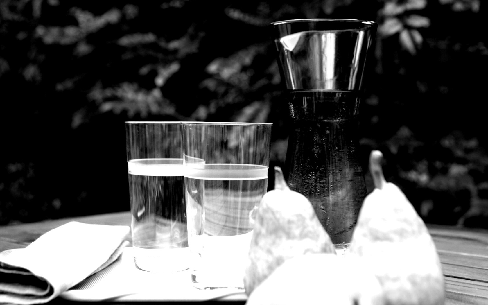 Стол с грушами обои