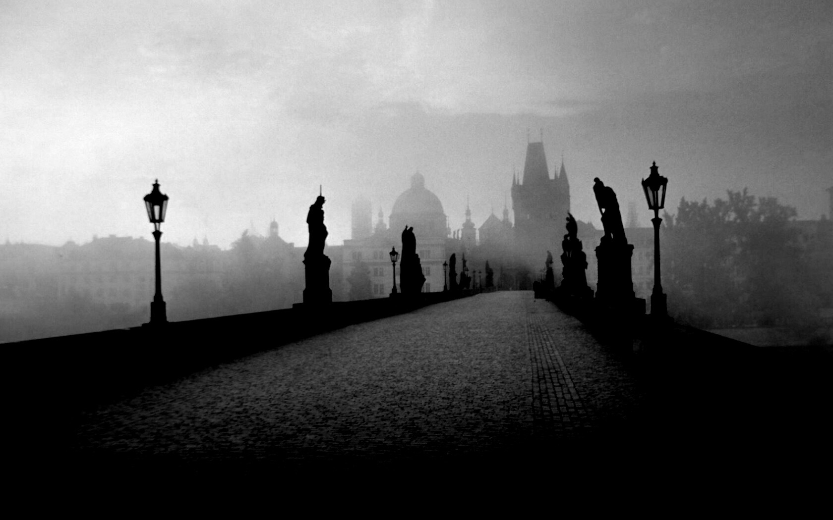 Мост с скульптурами обои