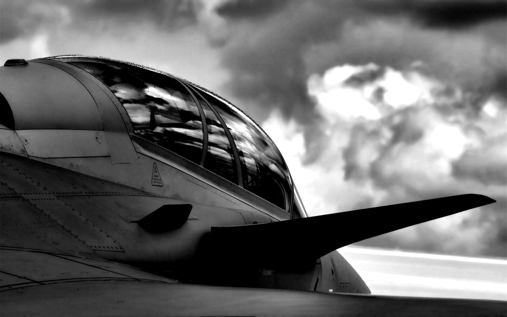 С крыла истребителя обои