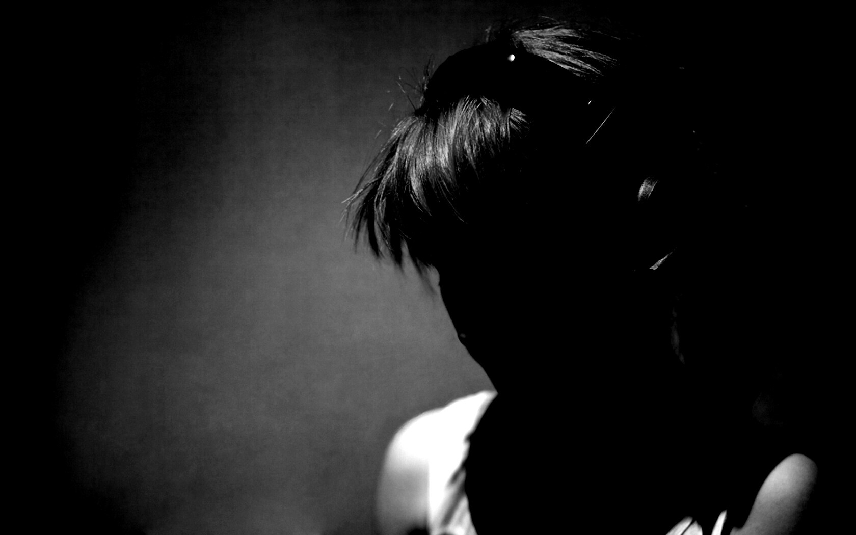 Рыжая в наушниках обои