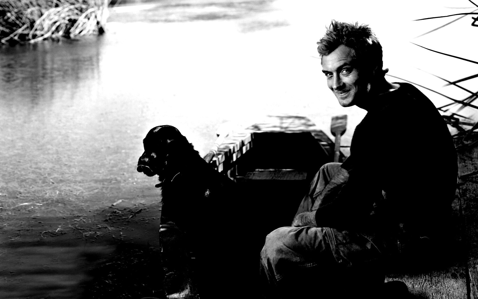 Джуд Лоу на лодке обои