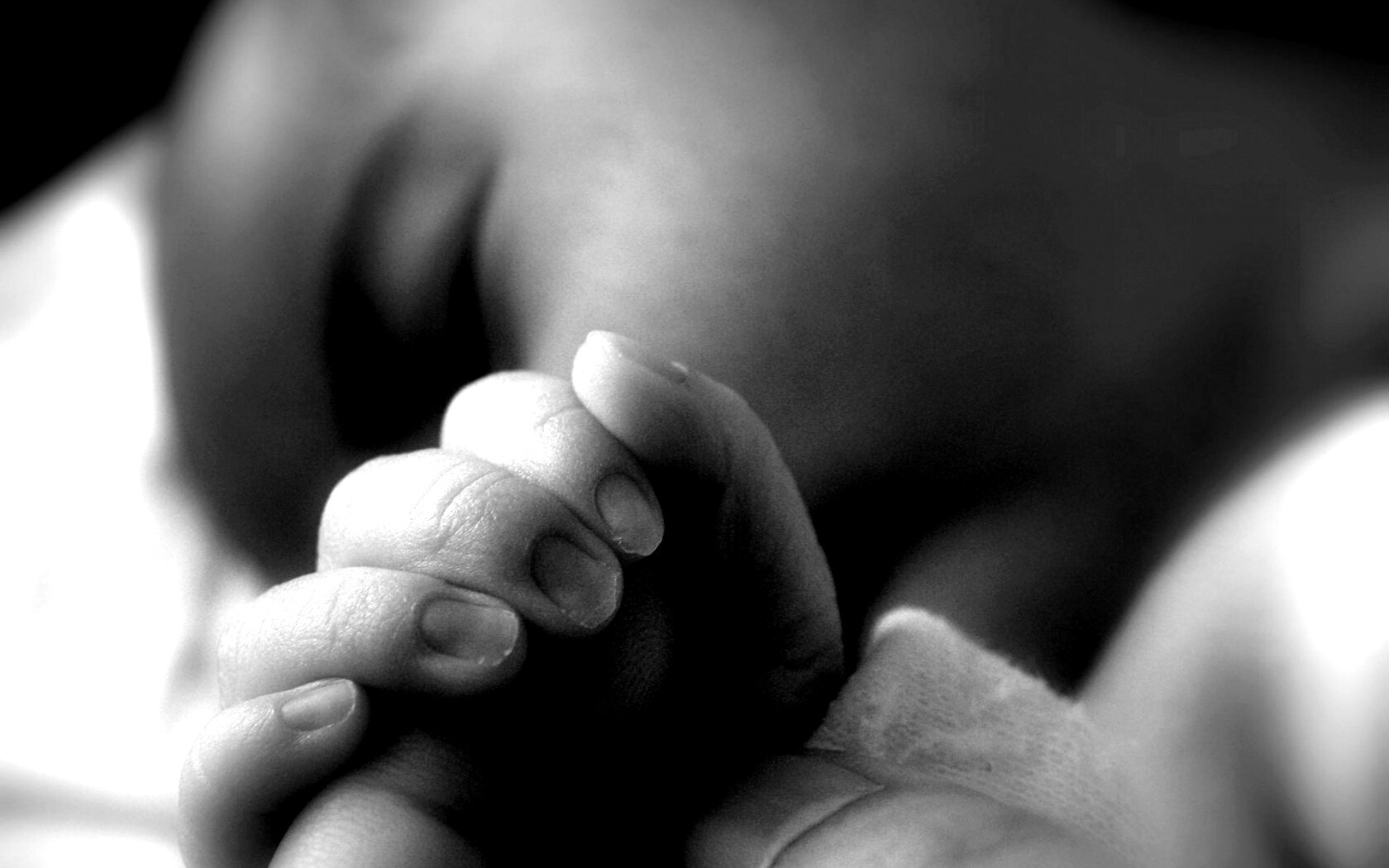 Младенец держит палец обои