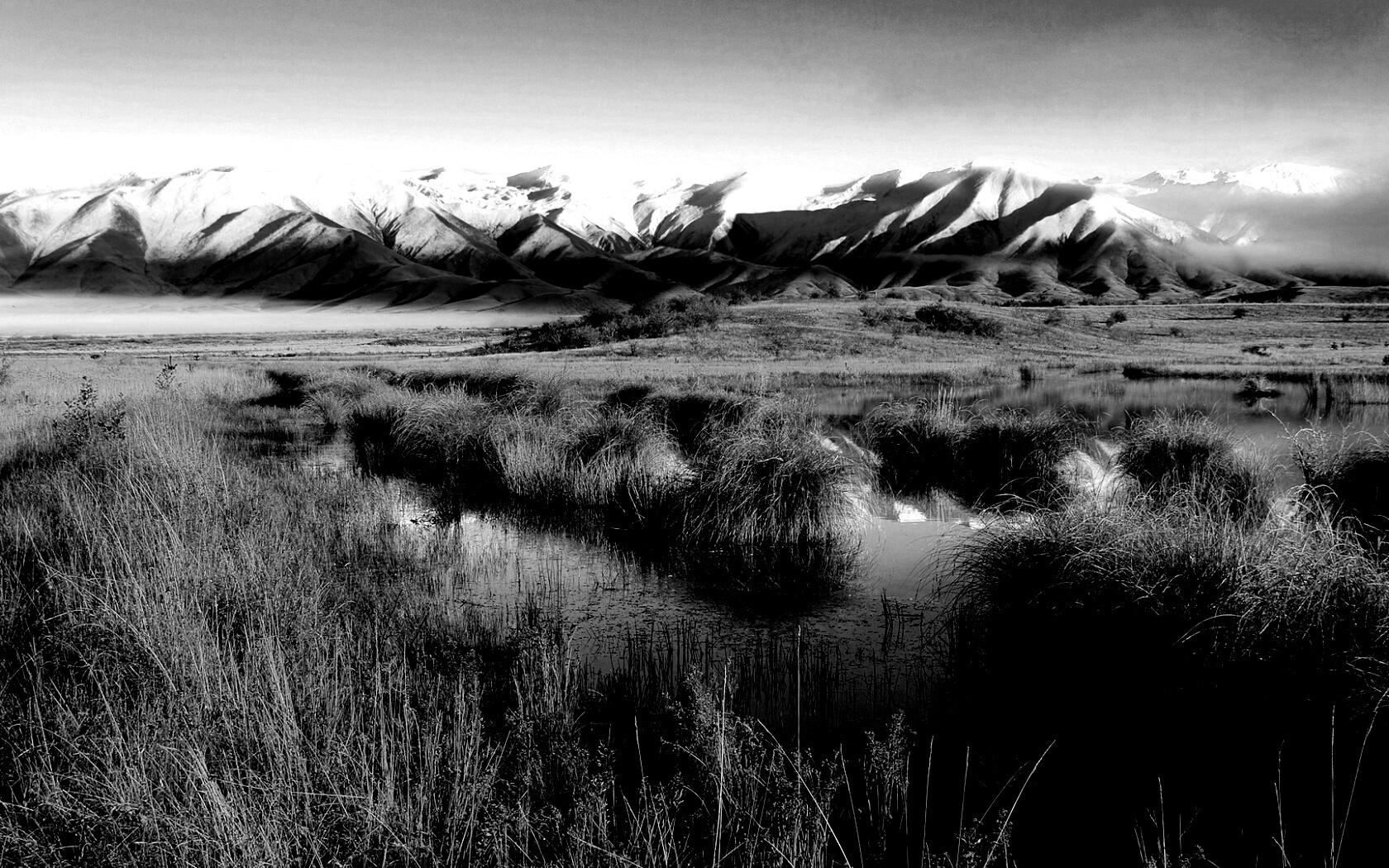 Болото и снежные горы обои