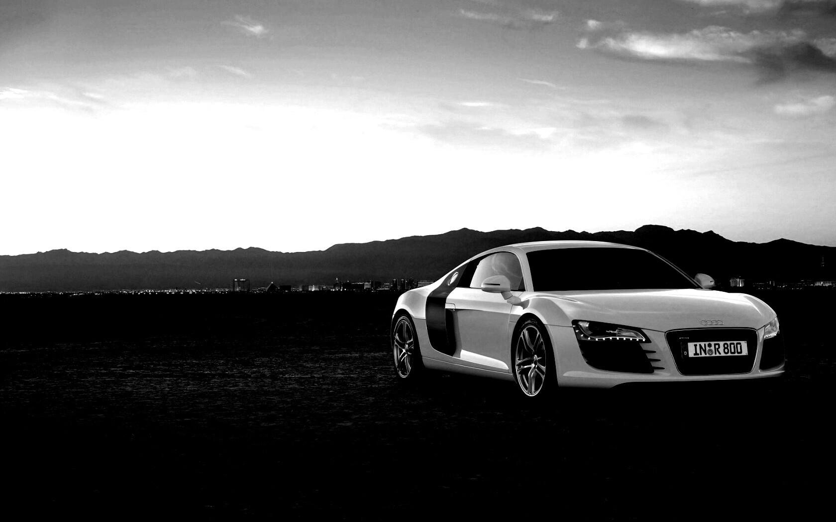 Белоснежная Ауди Р8 в пустыне обои