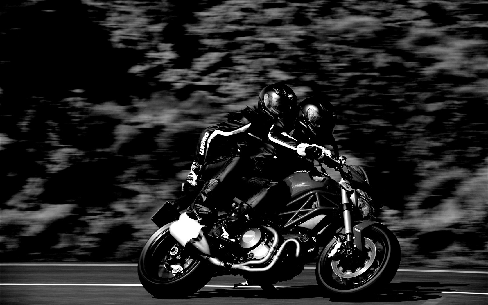 Байкер с девушкой на мотоцикле обои