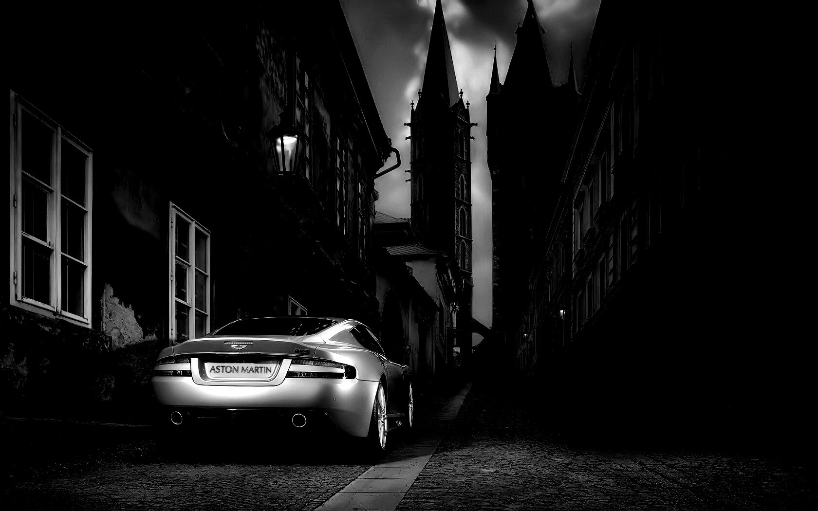 Aston Martin в старинном городе обои