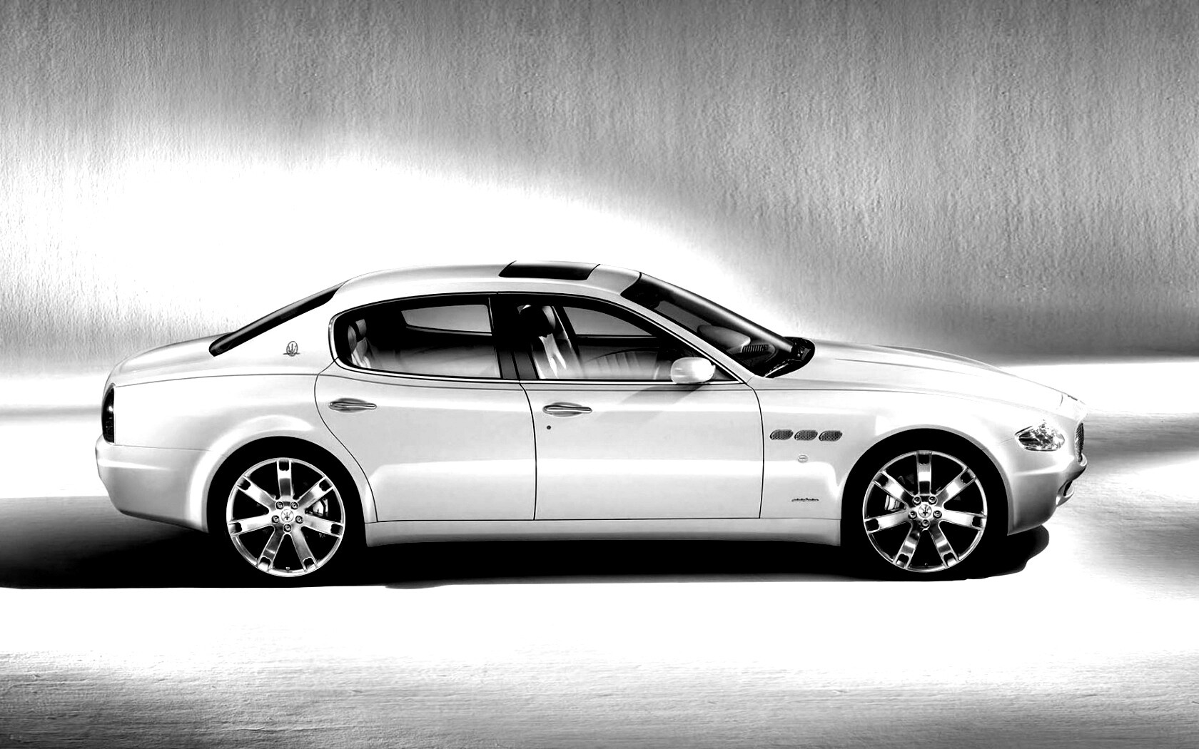 Maserati Quattroporte сбоку обои