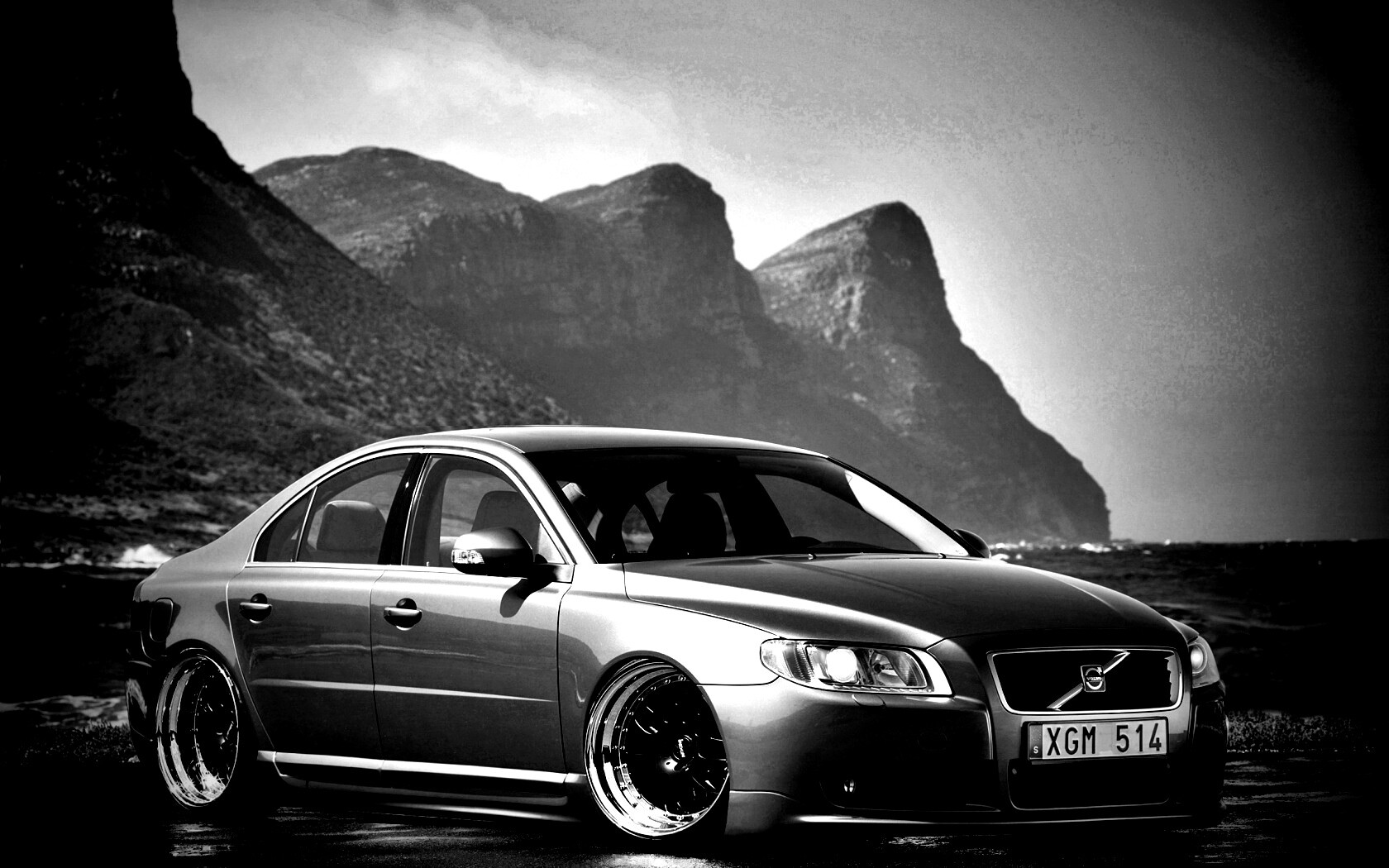 Вольво на берегу обои