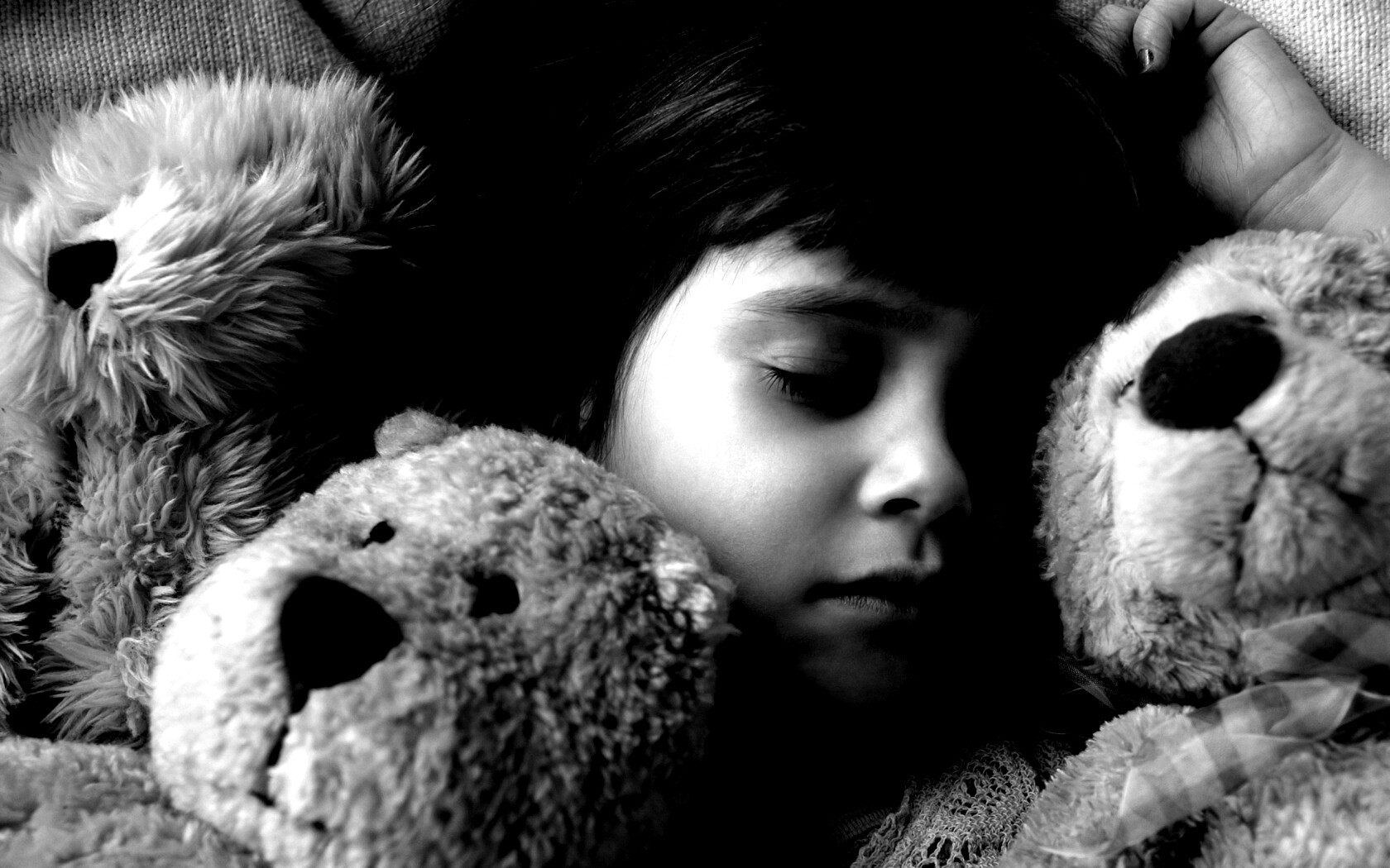 Девочка спит с мишками в обнимку обои