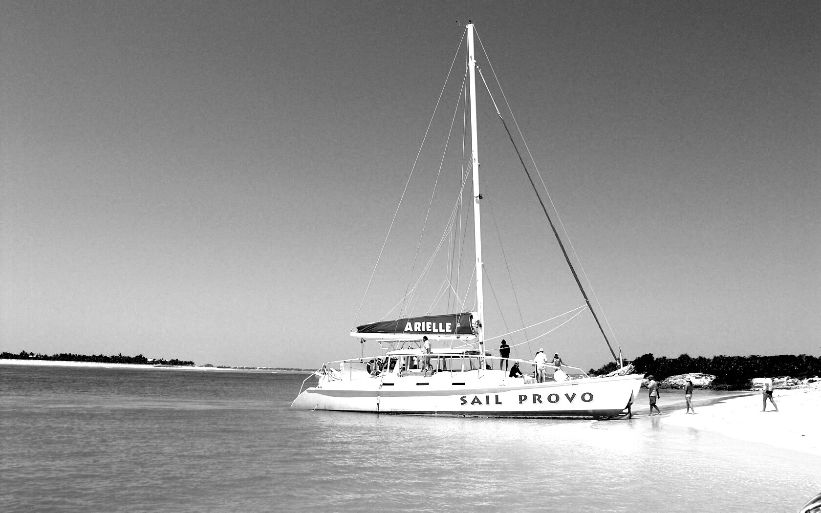 Яхта в голубой лагуне обои