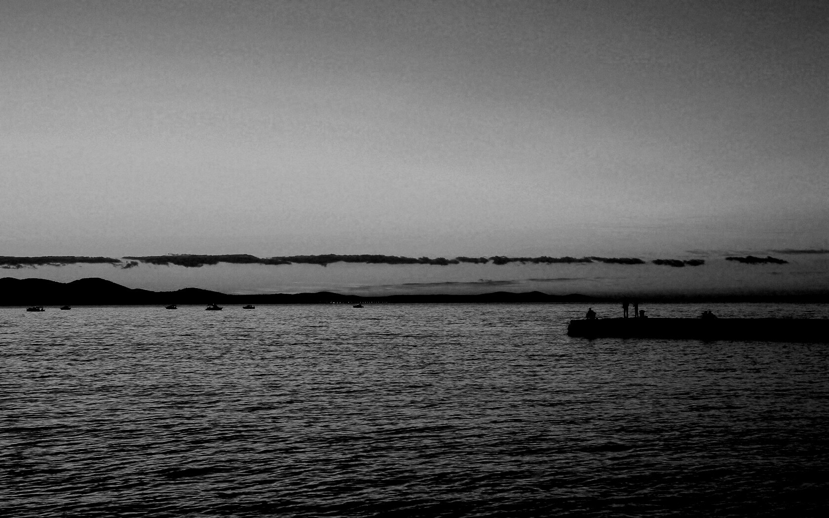 Одинокая пристань на озере обои