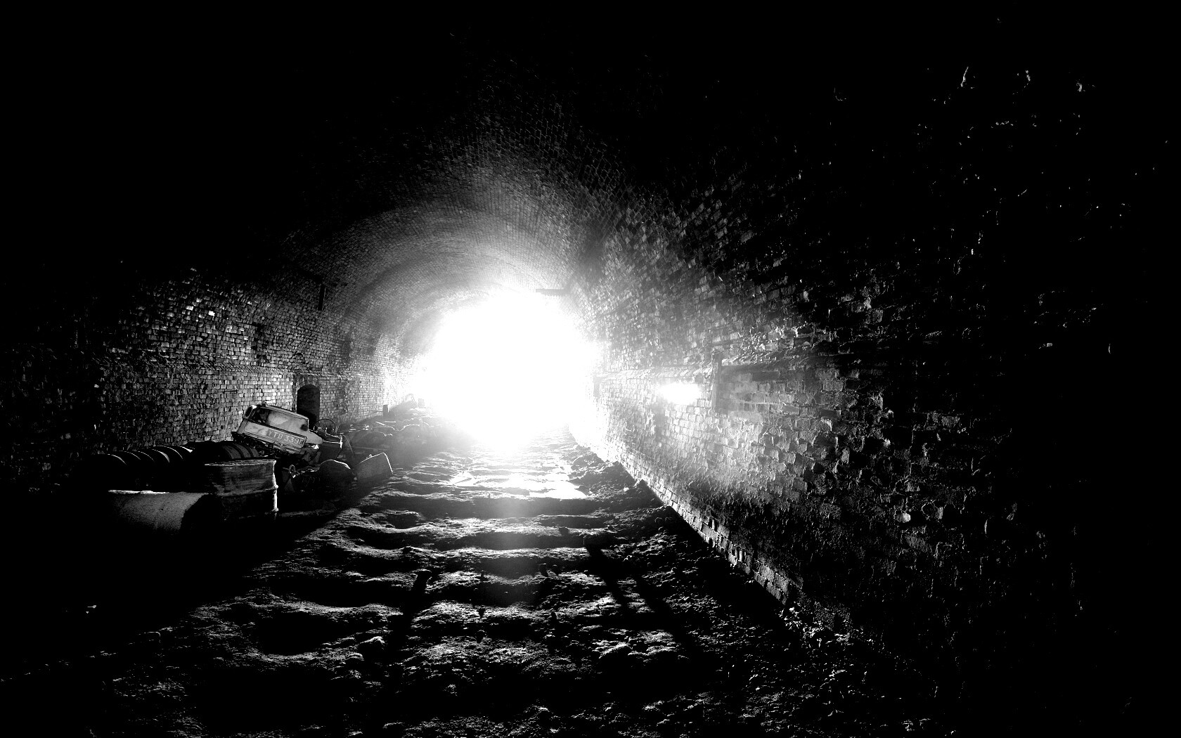 Захламленный тоннель обои