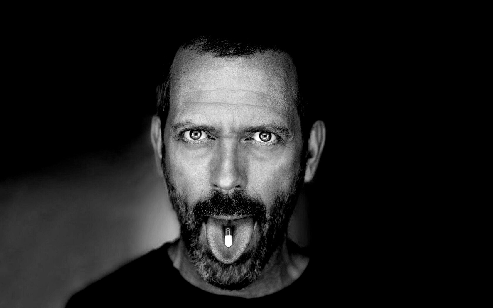 Доктор Хаус с таблеткой на языке обои