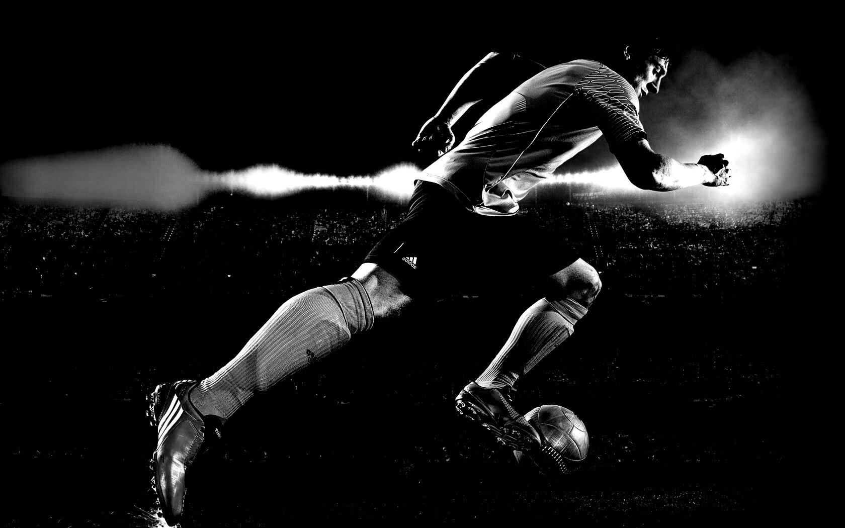 Футболист с мячом обои