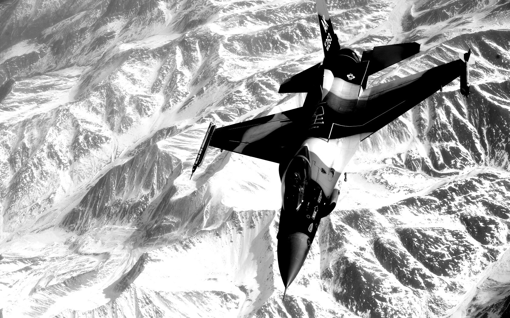 Истребитель над снежными пиками гор обои