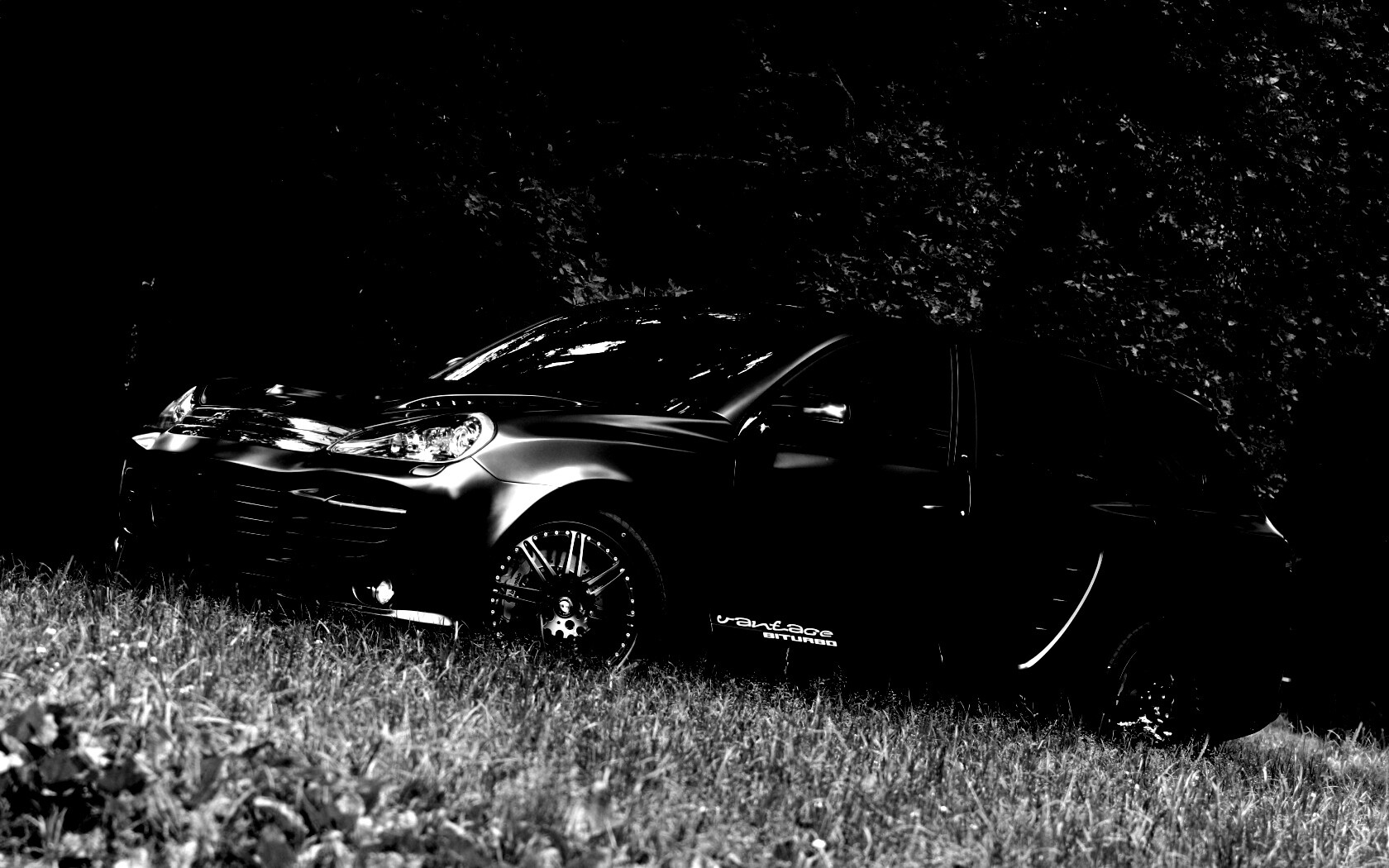 Концепт внедорожника в лесу обои