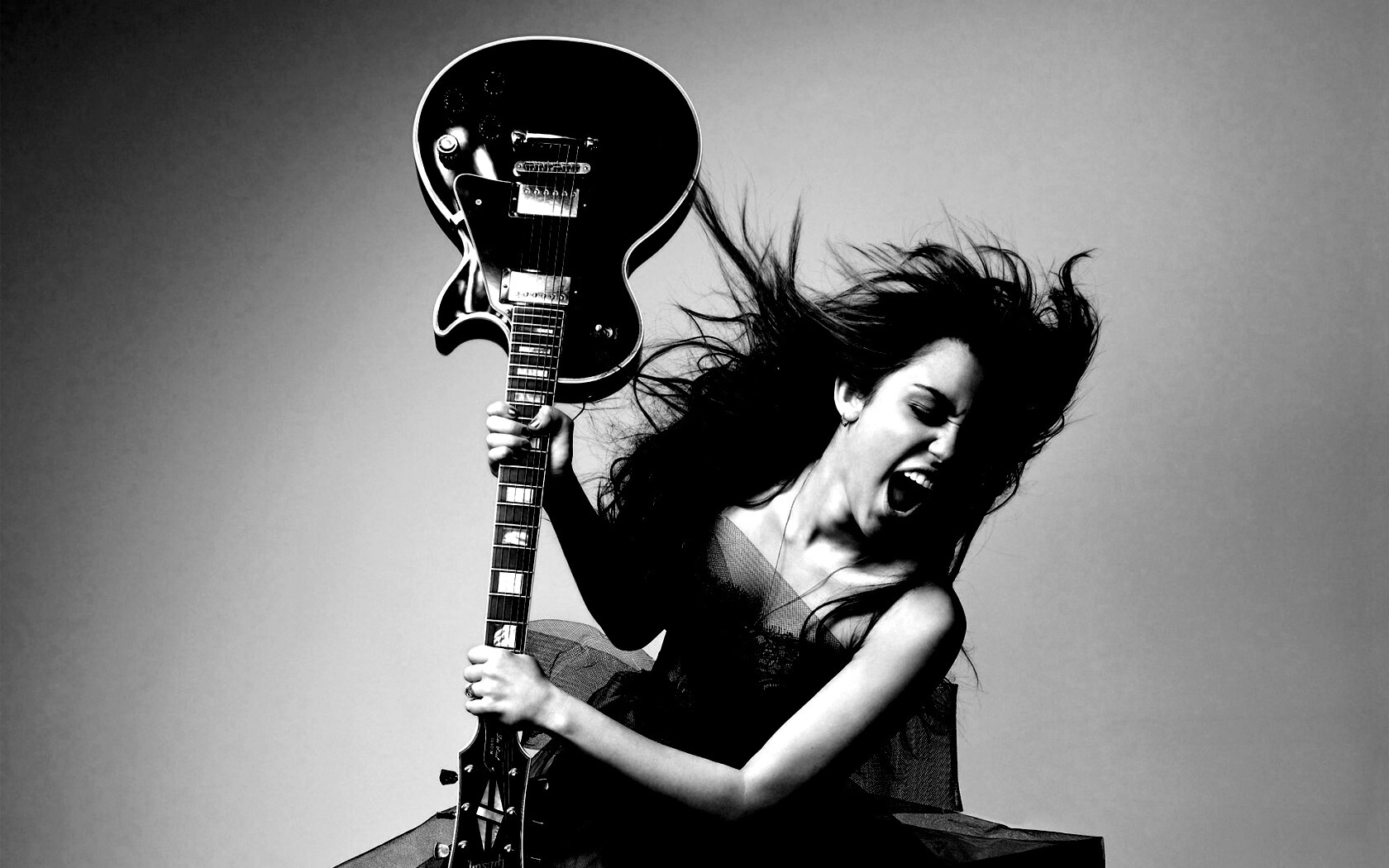 Miley Cyrus разбивает гитару обои