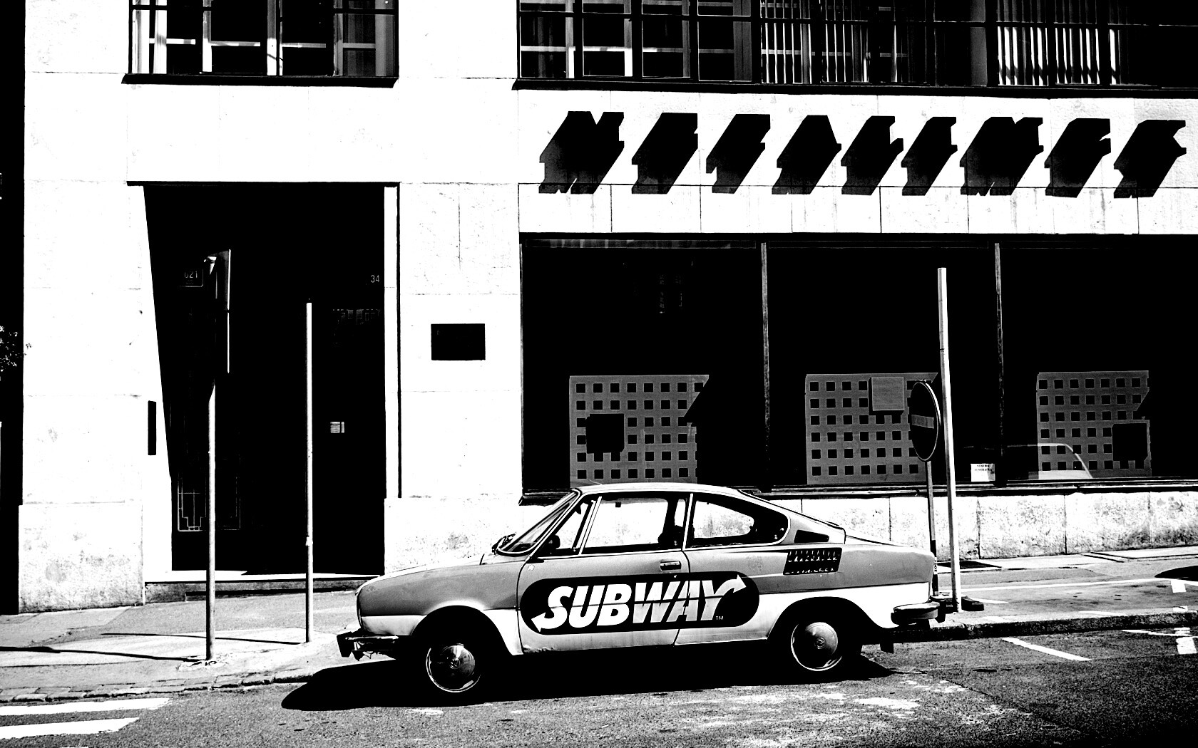 Реклама Subway на машине в Праге обои