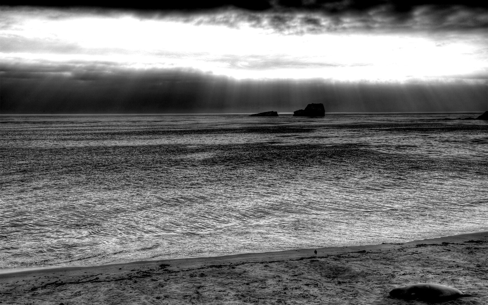 Пляж на фоне светящегосы неба обои