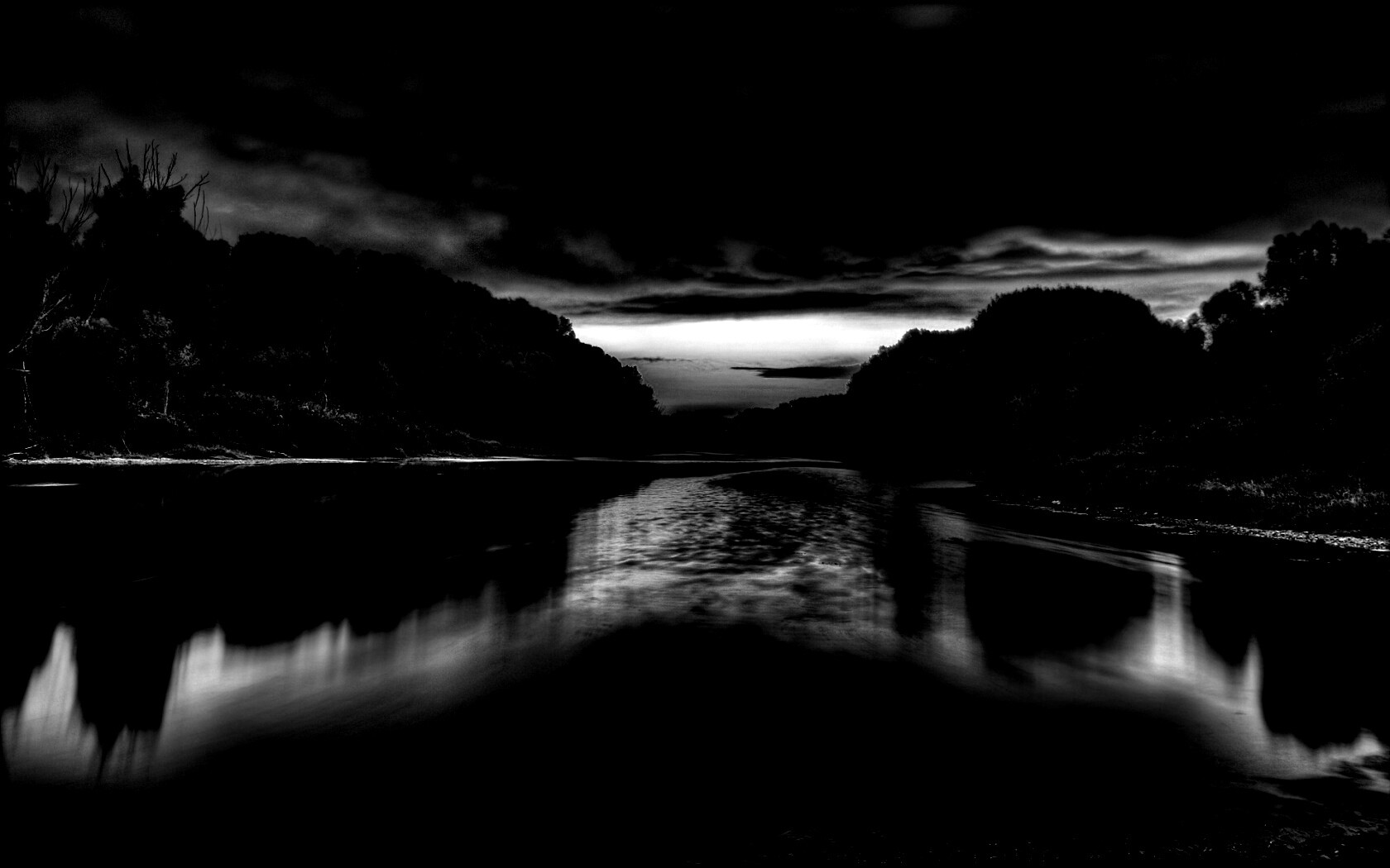 Багровый закат и водная гладь обои