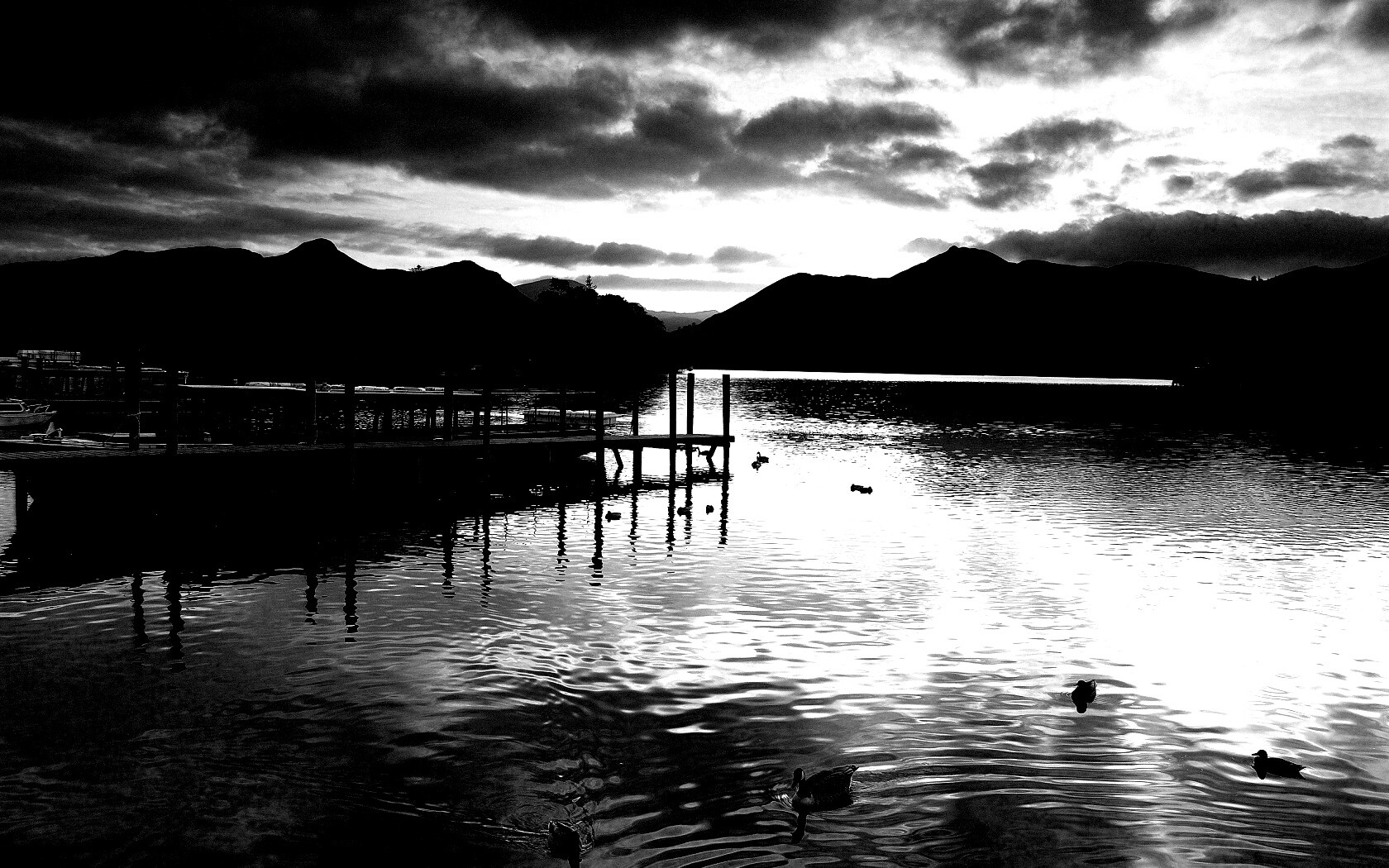 Причал на озере и утки обои