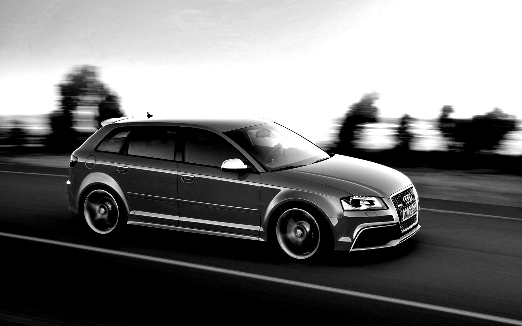 Красная Audi модели RS3 на дороге обои