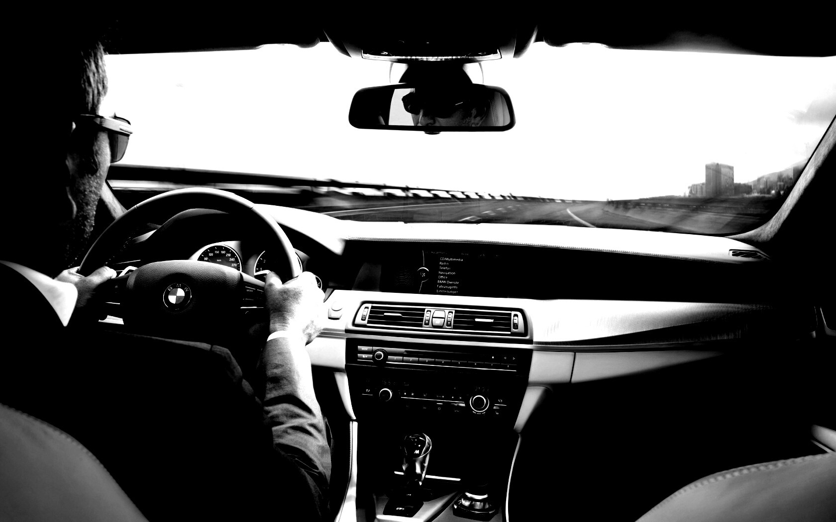 За рулём BMW F10 обои