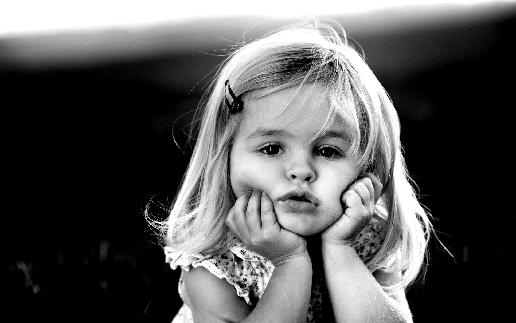 Малышка грустит обои