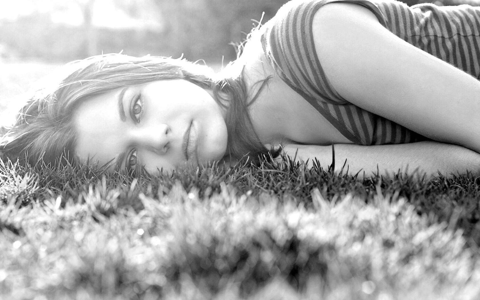 Девушка на траве обои