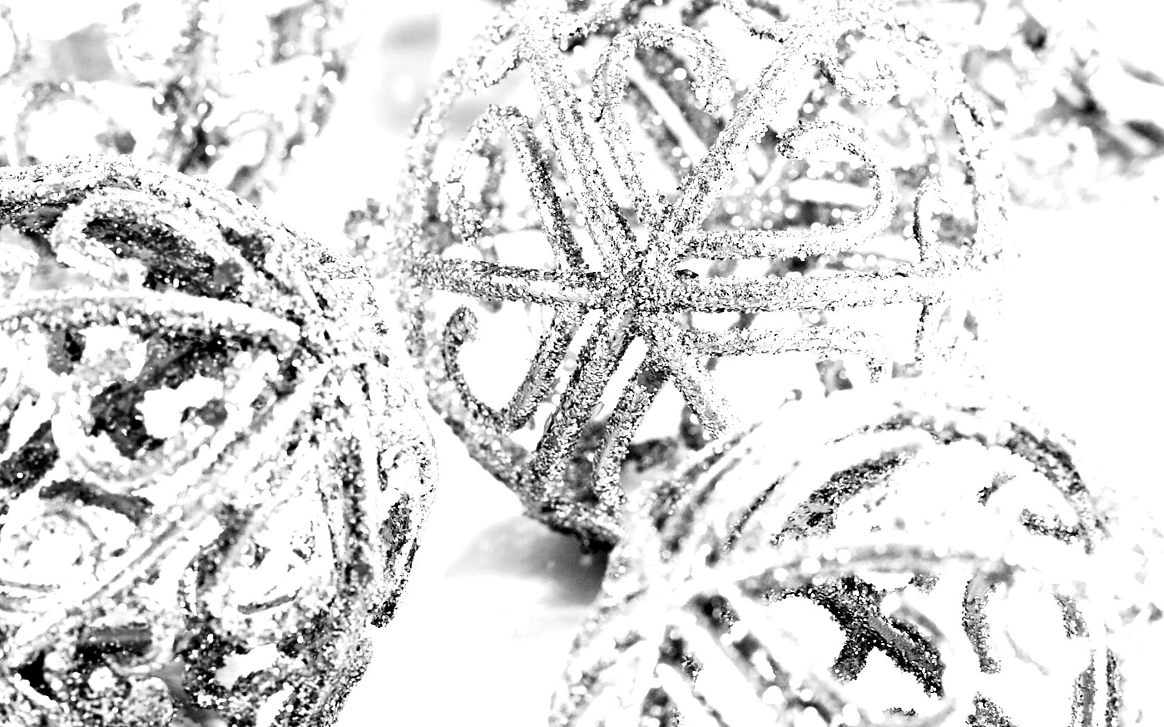 Серебрянные новогодние шары обои