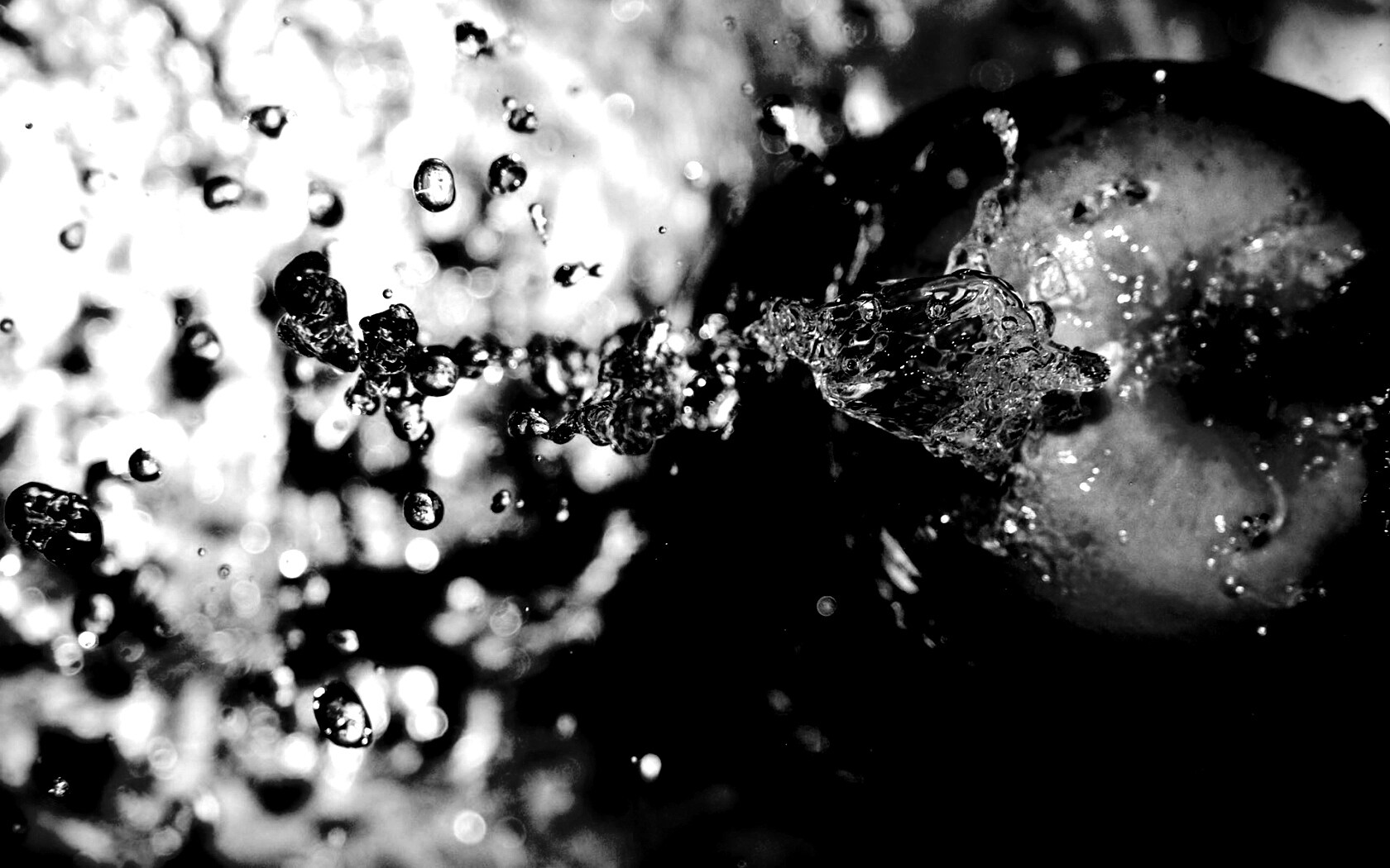 Брызги на яблоке обои