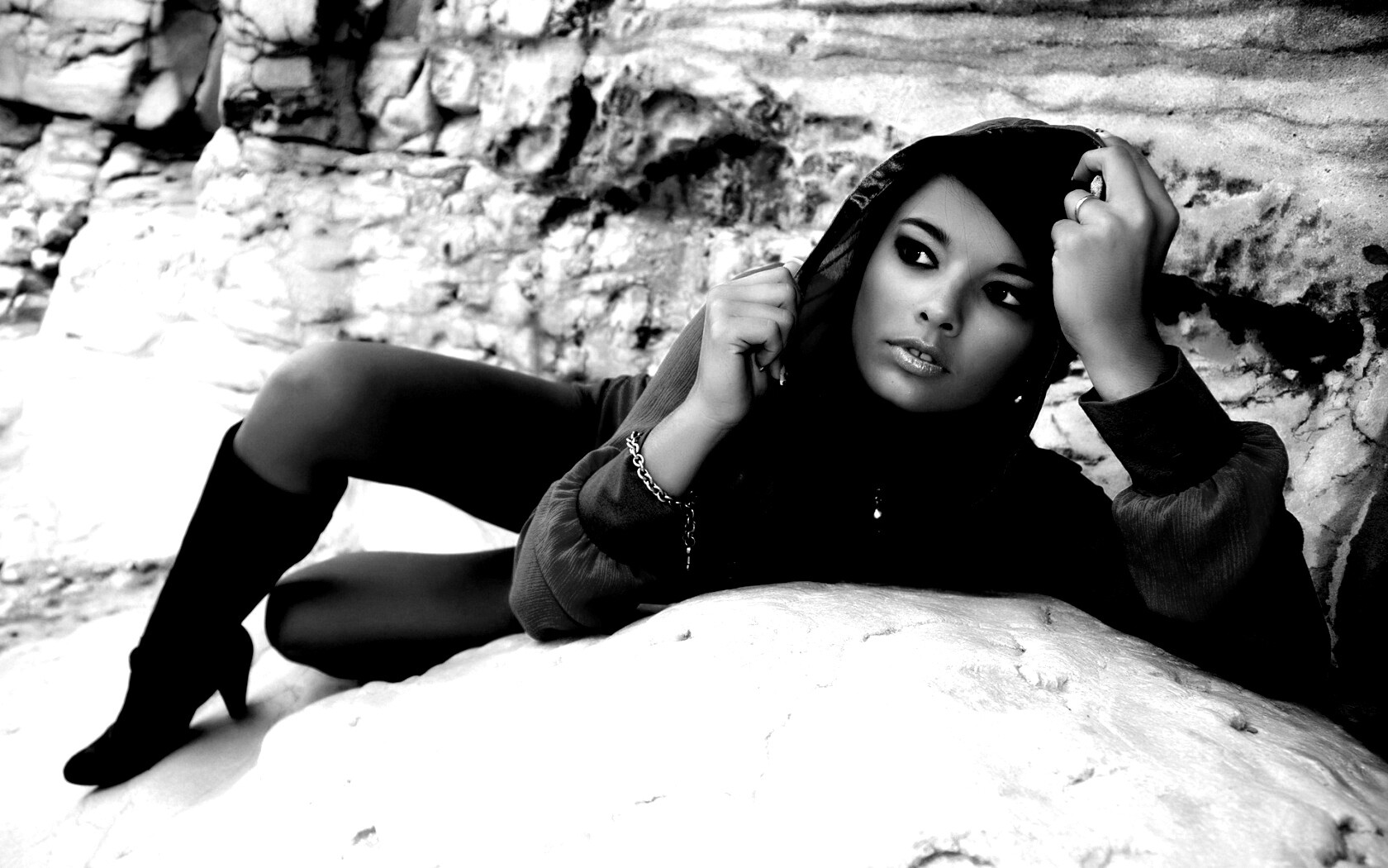 Девушка в розовой накидке обои