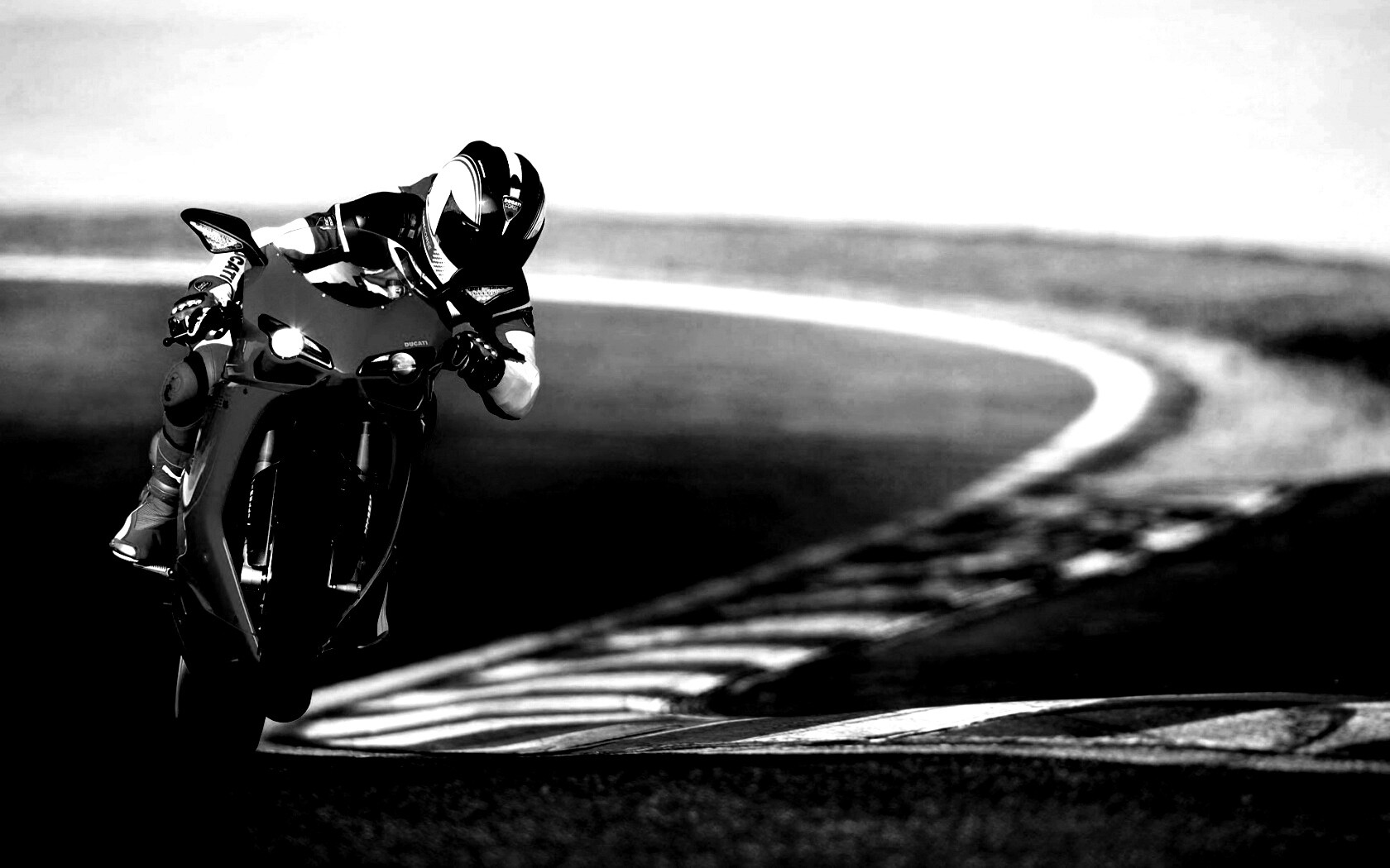 Мотоциклист на заднем колесе обои