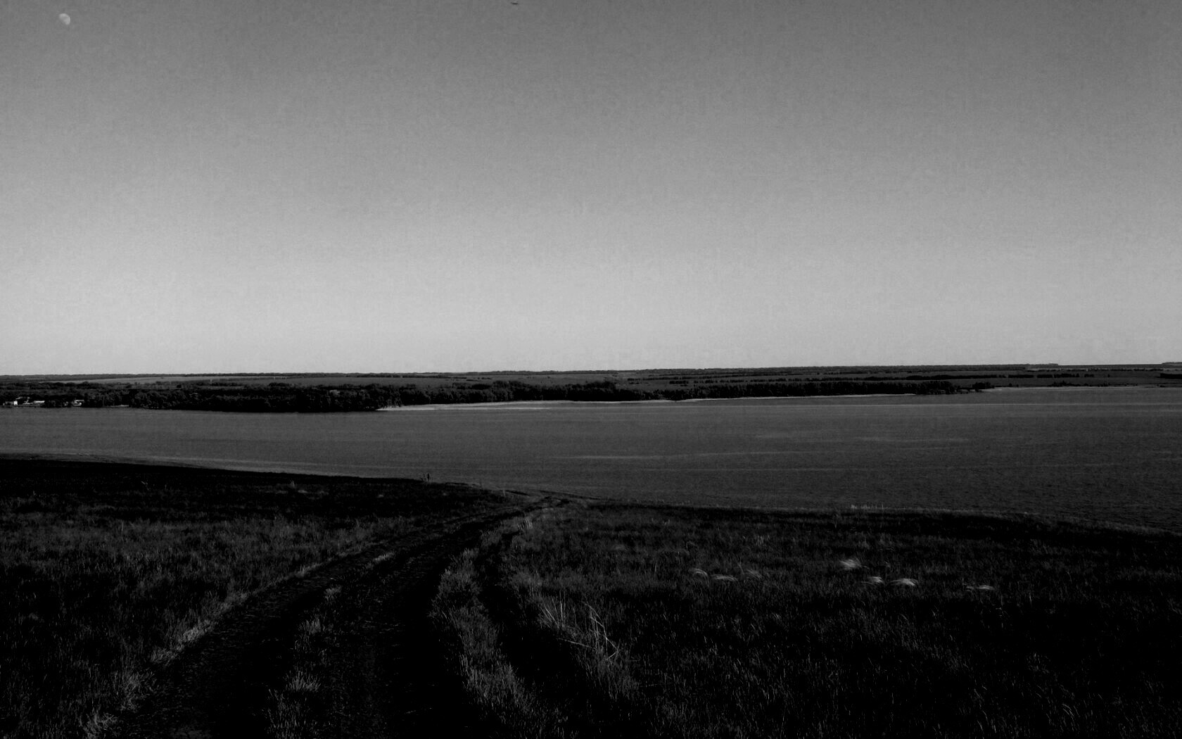 Дорога спускается к воде обои